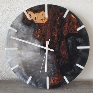 Harzkunst Uhr mit Epoxidholz