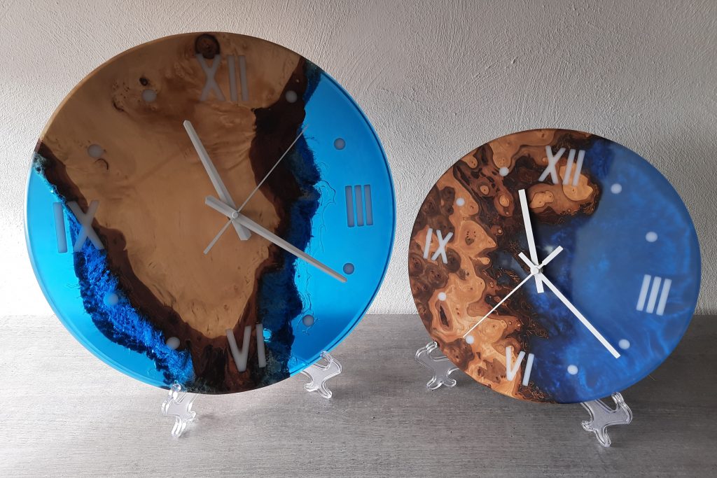 Bild von Uhr aus Holz und Epoxidharz