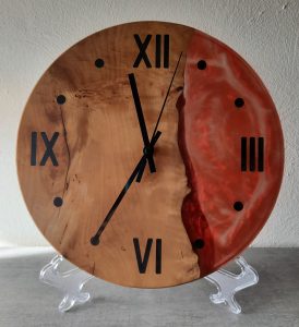 Harzkunst aus Holz und Epoxidholz- orangene Uhr