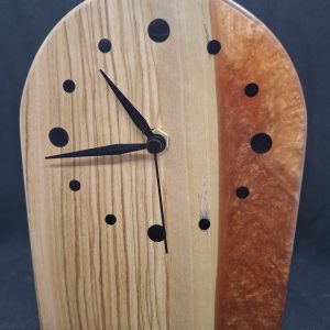 Exklusive Standuhr mit einzigartigen Olivenholz