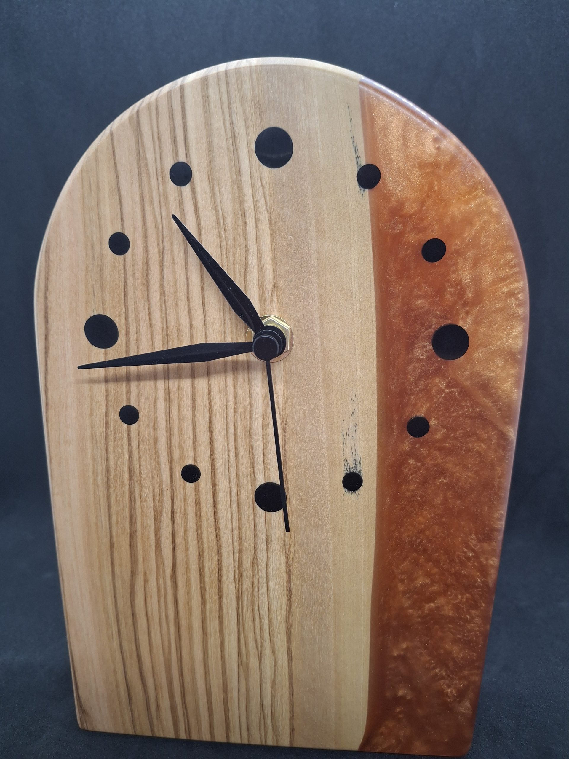 Exklusive Standuhr mit einzigartigen Olivenholz