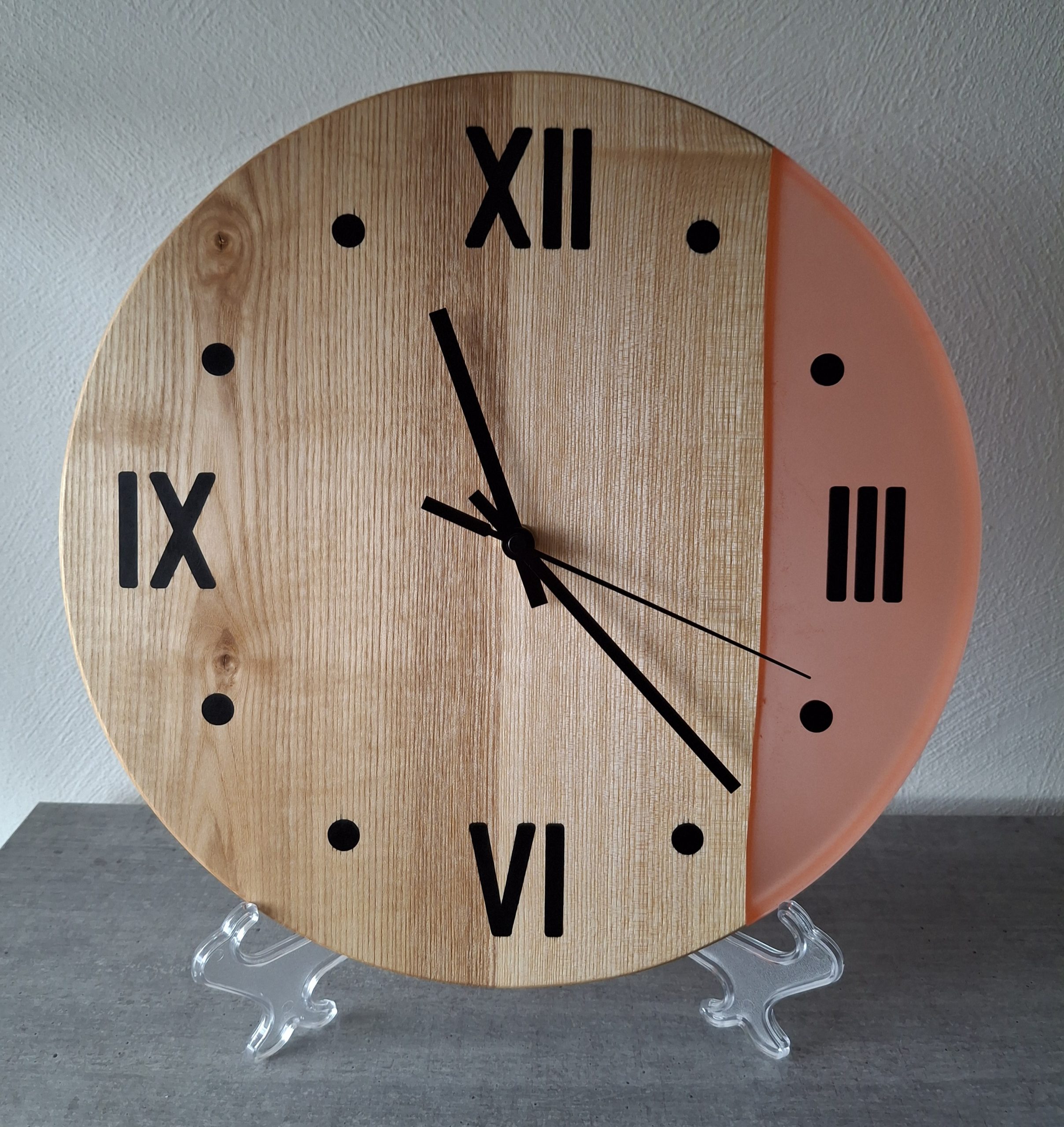 Wanduhr 35cm mit Heimischen Eschenholz in Neonfarbe