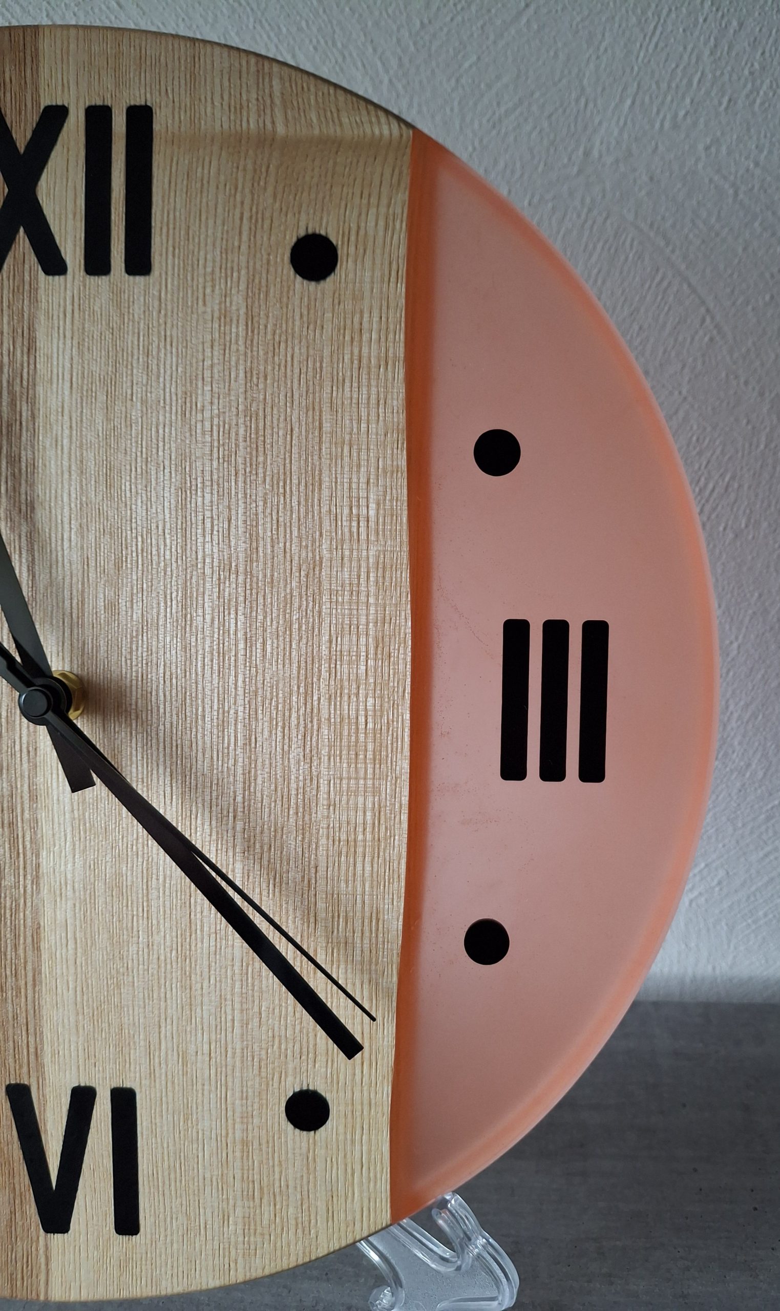 Wanduhr 35cm mit Heimischen Eschenholz in Neonfarbe – Bild 5