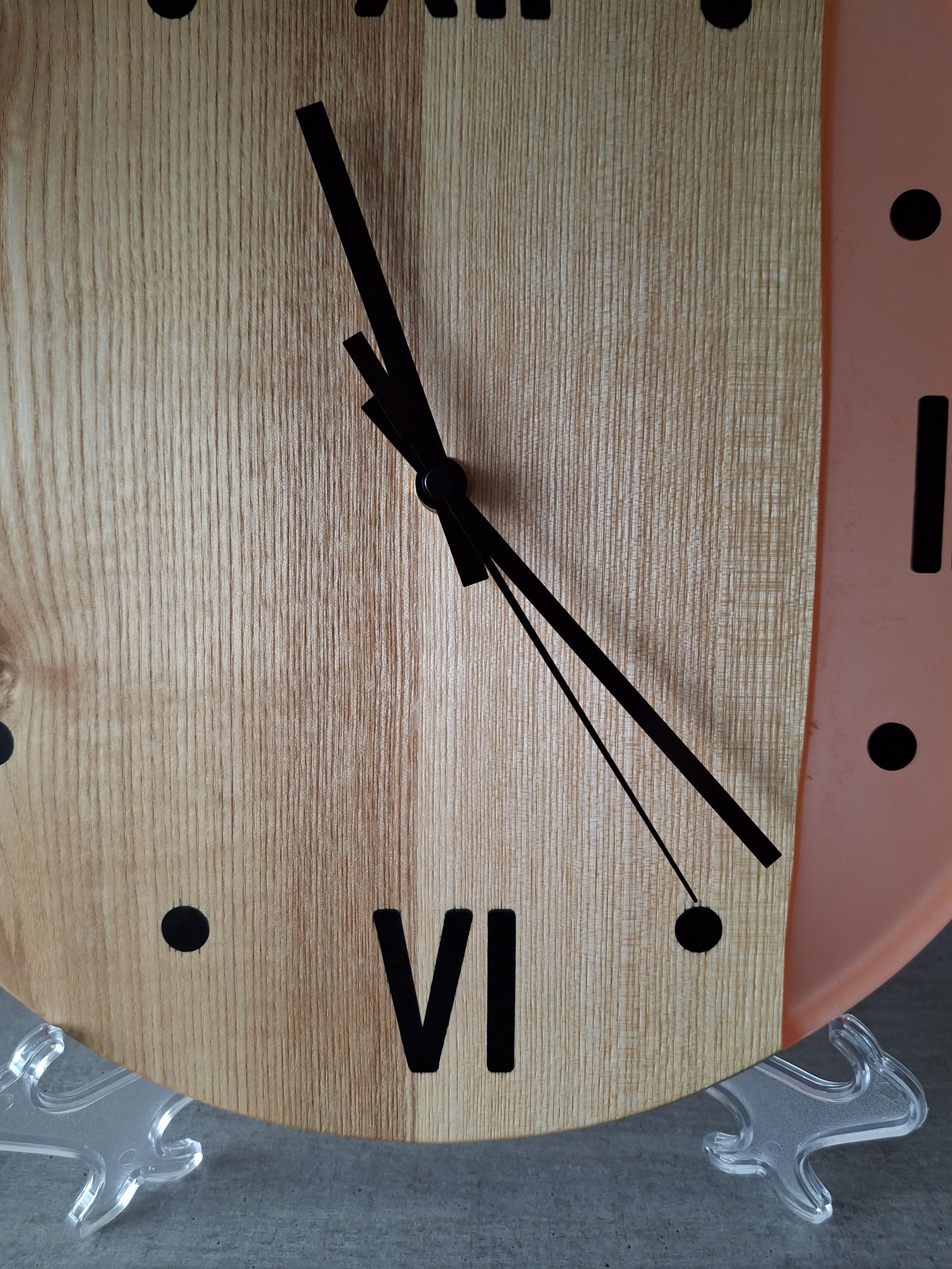 Wanduhr 35cm mit Heimischen Eschenholz in Neonfarbe – Bild 4