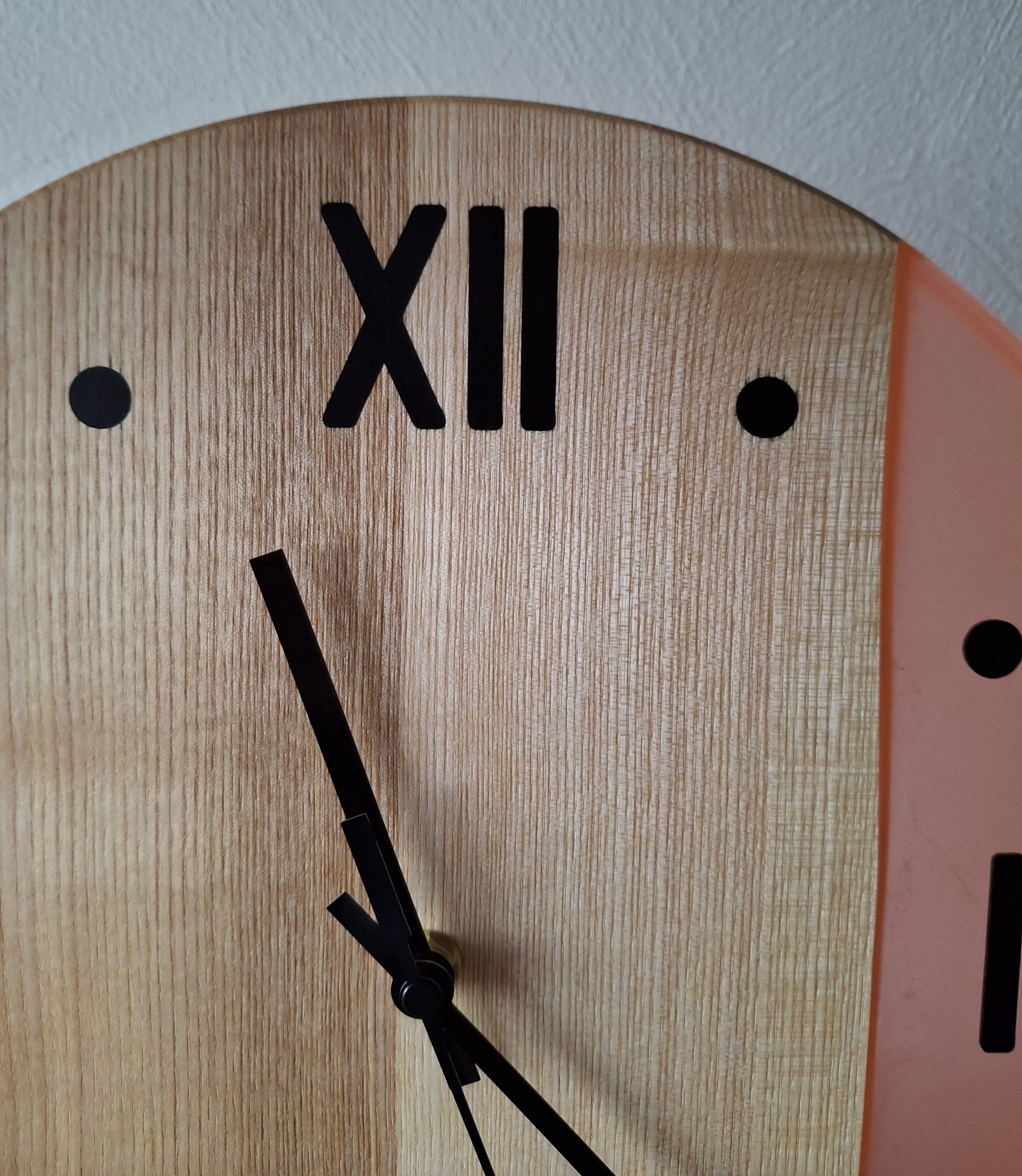 Wanduhr 35cm mit Heimischen Eschenholz in Neonfarbe – Bild 3