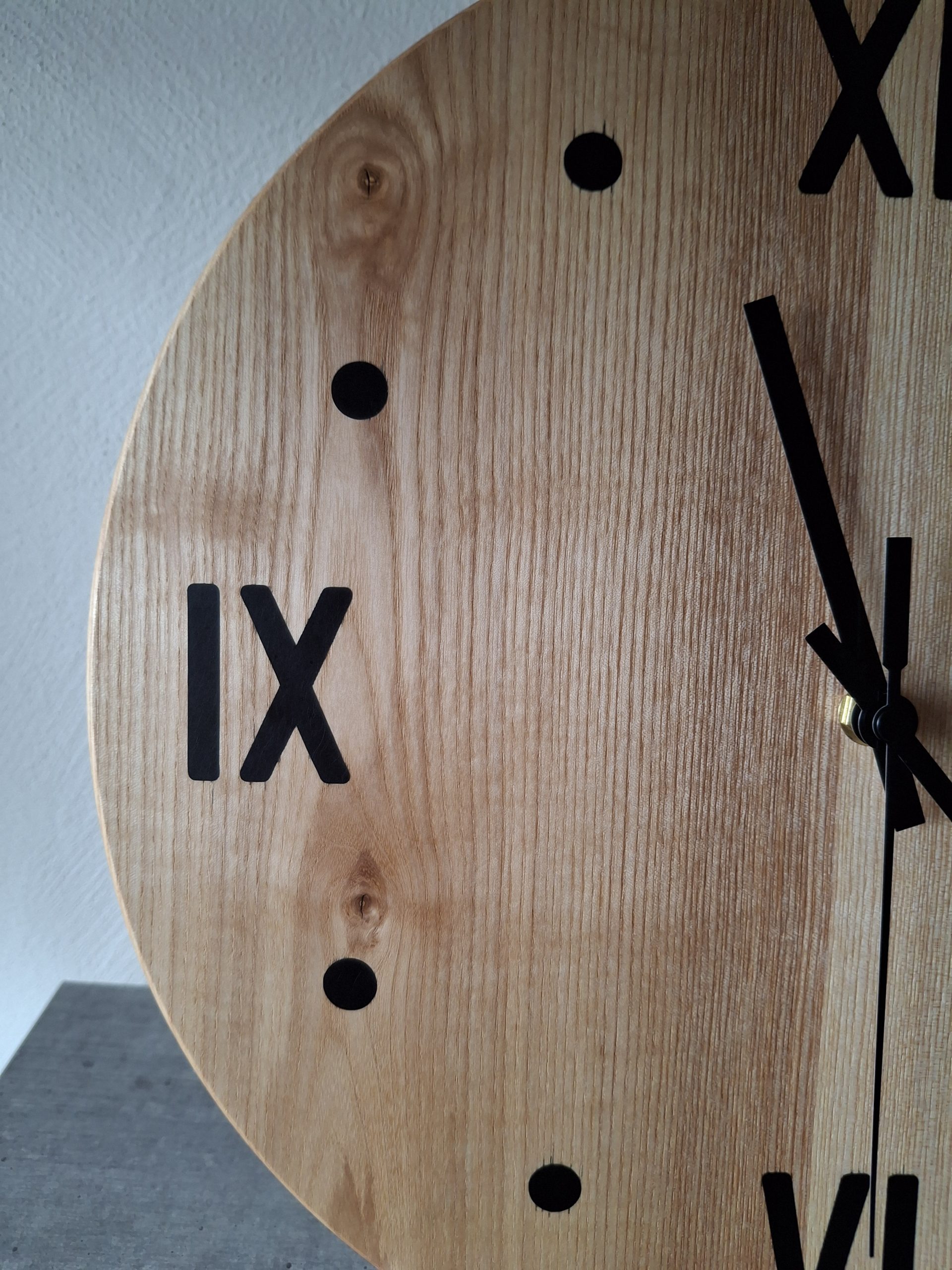 Wanduhr 35cm mit Heimischen Eschenholz in Neonfarbe – Bild 2