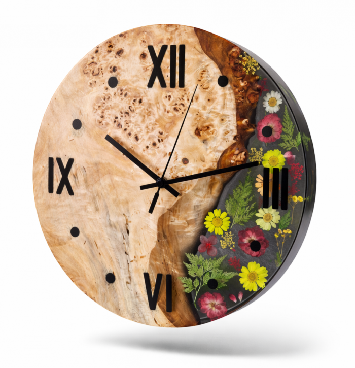 Frühling  Wanduhr  mit einzigartiger Maserpappel und echten Trockenblumen